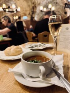 Zwölf Apostelkeller Vienna cellar restaurant