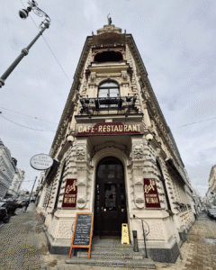 Café before the Volksoper